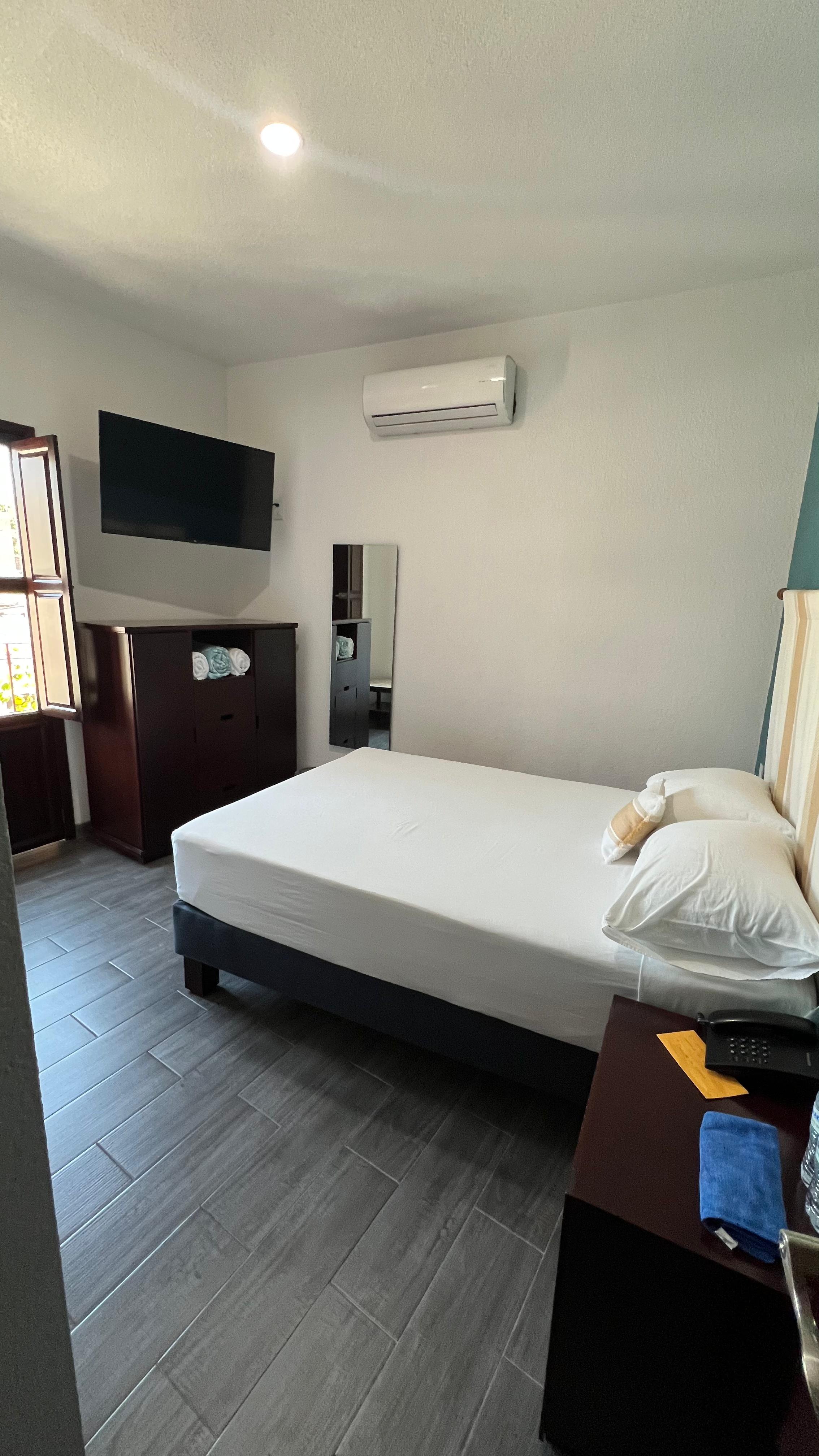 Habitación con una cama matrimonial, ideal par
